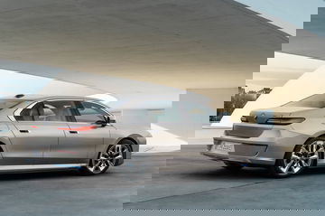 Perfil elegante y deportivo del BMW i7 en exhibición.