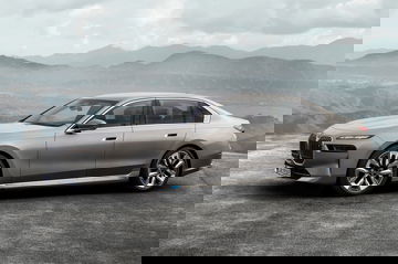 Perfil elegante y aerodinámico del BMW i7 recién presentado.