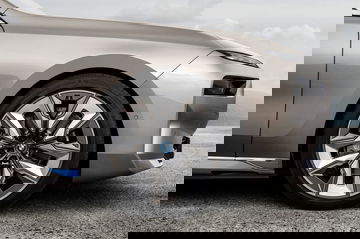 Detalle impecable de la llanta y carrocería lateral del BMW i7.