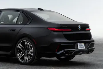 Vista lateral trasera que muestra el diseño y llantas del BMW Serie 7.