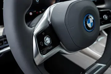 Vista cercana del volante del BMW i7 destacando su diseño y ergonomía.