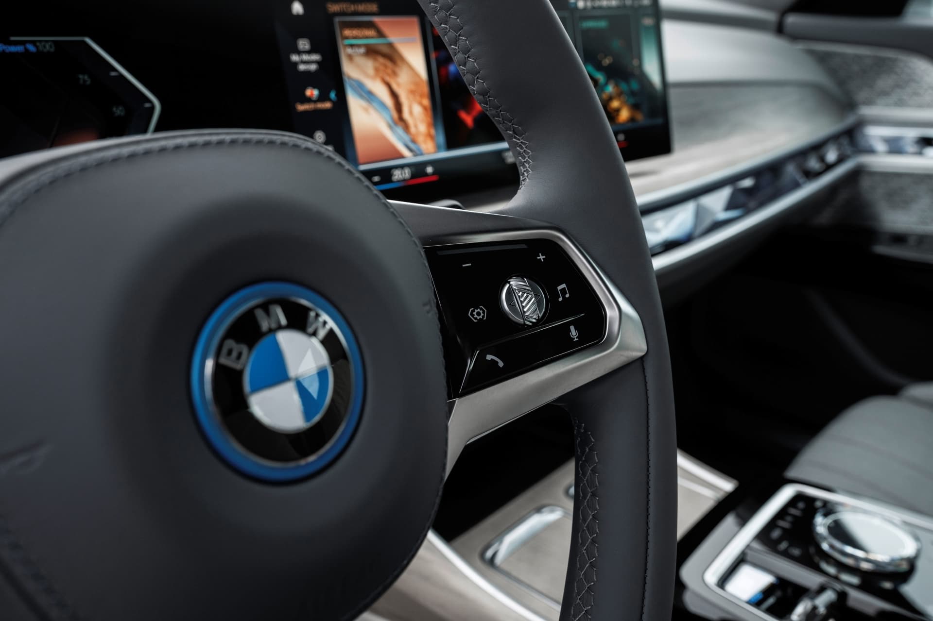 Volante multifuncional con emblema BMW y detalles de alta calidad