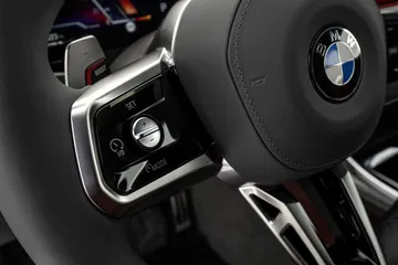 Volante multifuncional del BMW Serie 7 con controles ergonómicos.