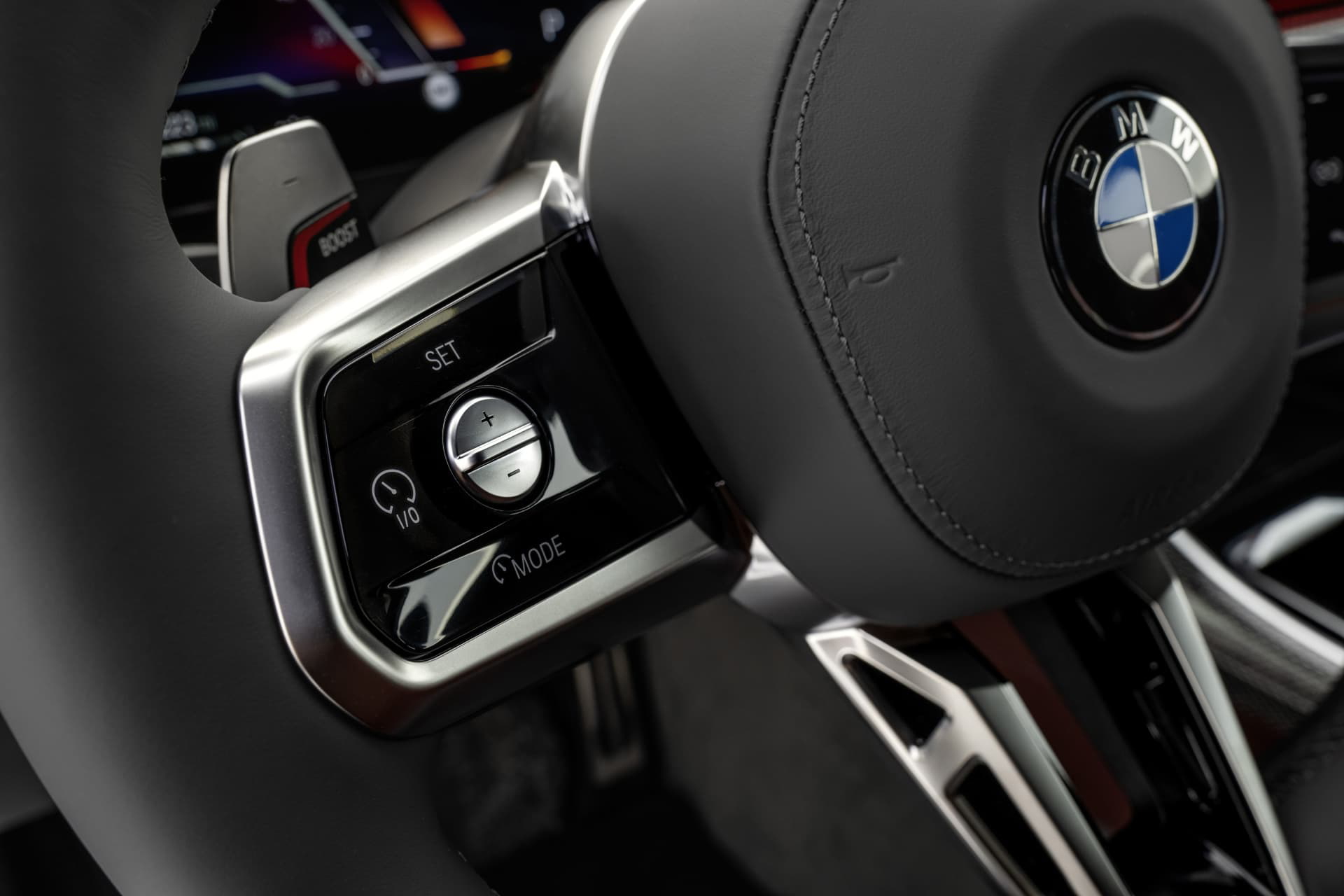 Volante multifuncional del BMW Serie 7 con controles ergonómicos.