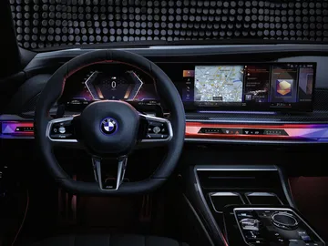 Vista del volante y pantalla del BMW Serie 7, con iluminación ambiental.