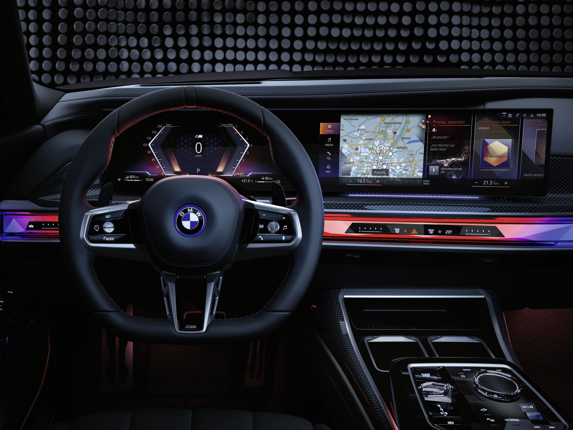 Vista del volante y pantalla del BMW Serie 7, con iluminación ambiental.