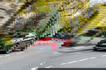 Toyota Aygo X Cross Chili Red Conduciendo 40