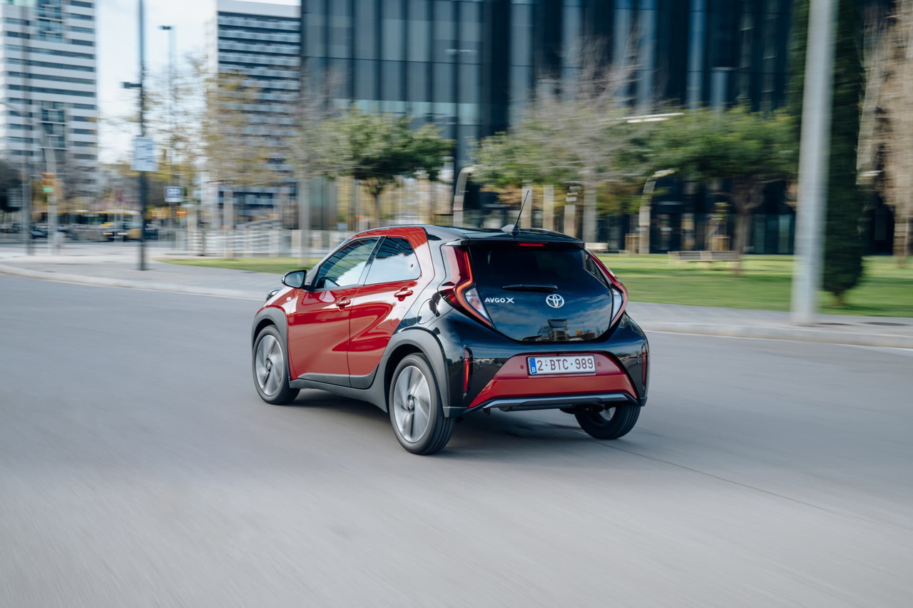 Toyota Aygo X Cross Chili Red Conduciendo 57