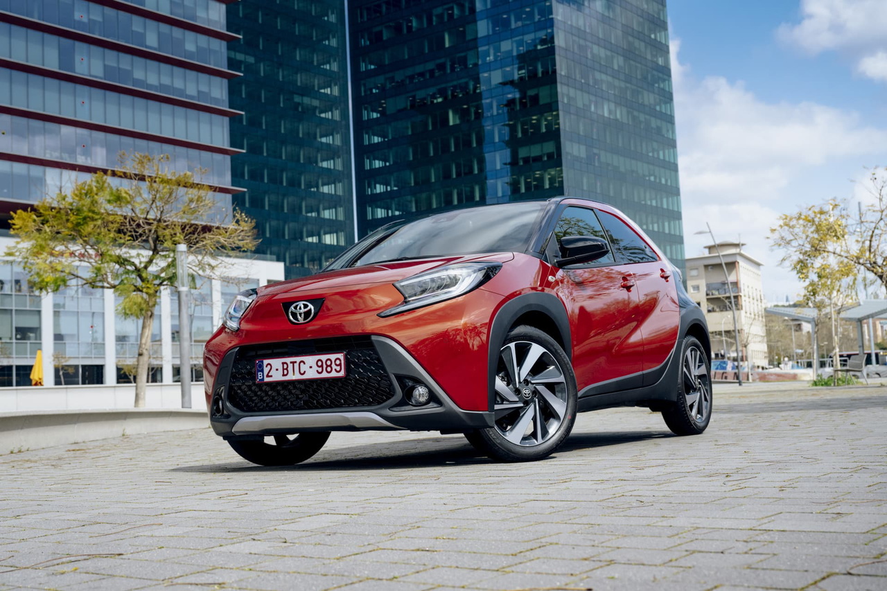 Toyota Aygo X Cross Red Chili Parado 2
