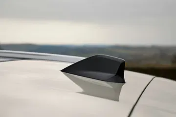 Antena de tiburón en el DS 7, destacando su diseño aerodinámico.