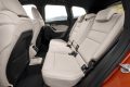 Vista lateral de los asientos traseros del BMW X1, mostrando espacio y comodidad.