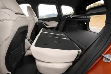 Asientos traseros plegables del BMW X1, mostrando versatilidad de espacio.