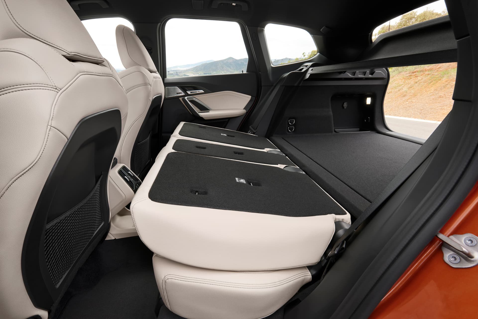 Asientos traseros plegables del BMW X1, mostrando versatilidad de espacio.