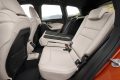 Vista detallada de los asientos traseros del BMW X1, confortables y espaciosos.