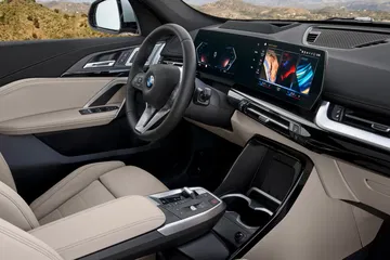 Vista del habitáculo del BMW X1 con enfoque en la calidad y diseño de los asientos.