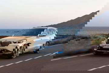 Dinámica y deportiva, el BMW X1 muestra su imponente frontal en movimiento.