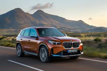 Vista lateral del BMW X1 mostrando su perfil y dinámica de conducción.