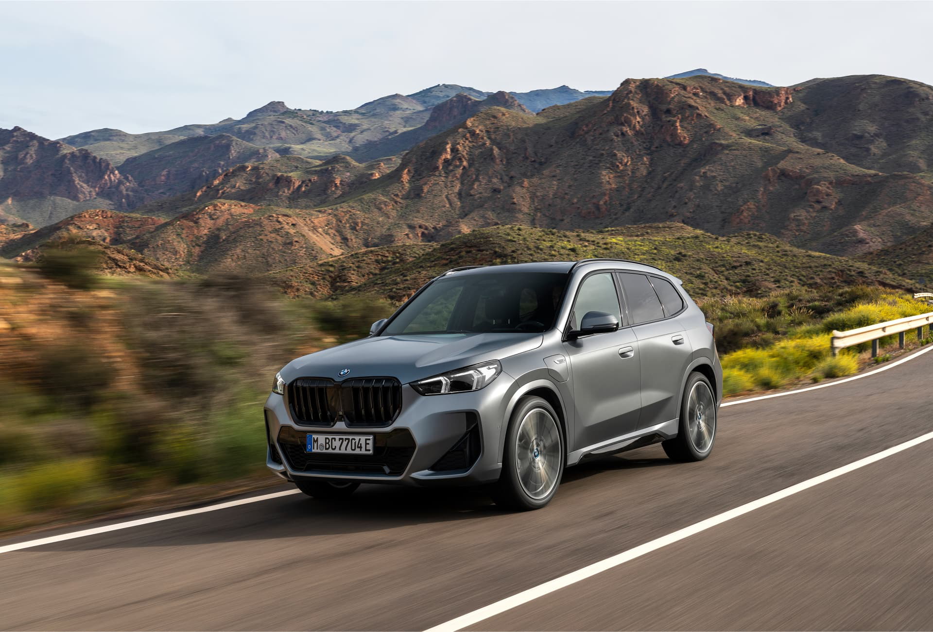 Vista dinámica del BMW X1 enfatizando su estética robusta y deportiva.