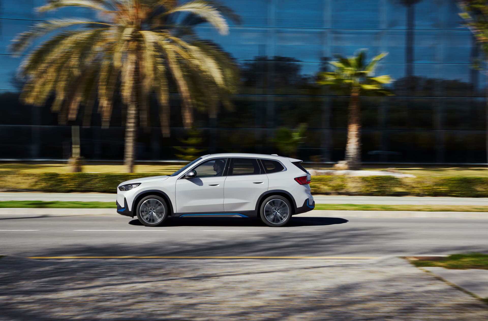 BMW X1 en un escenario urbano, mostrando su diseño lateral y línea de carrocería.
