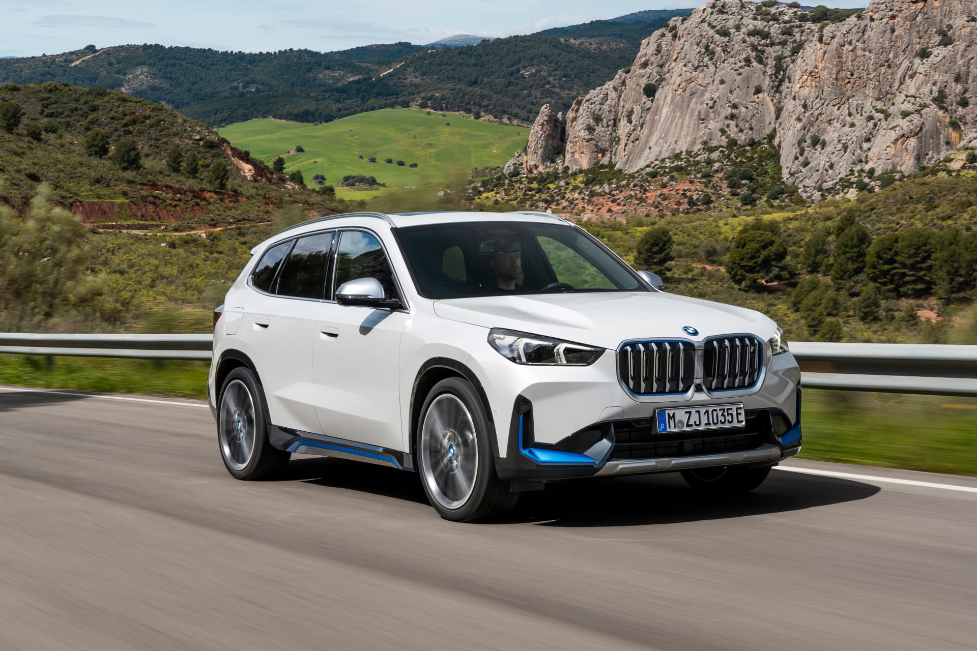 BMW X1 en movimiento mostrando su diseño frontal y lateral.