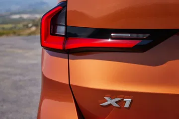 Vista cercana de la luz trasera LED del BMW X1, mostrando el diseño y acabados.