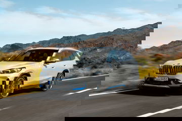 BMW X1 capturado en movimiento, mostrando su dinámica y elegancia.