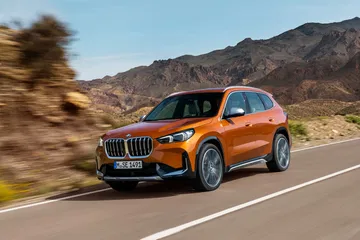 Vista lateral del BMW X1 en movimiento mostrando su silueta aerodinámica.