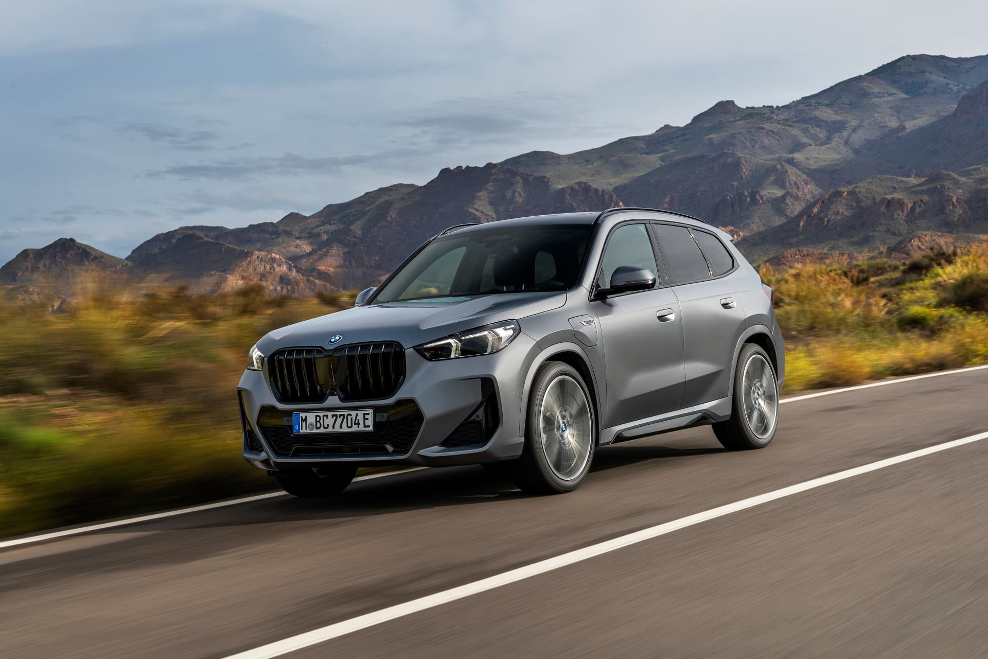 El BMW X1 en movimiento, demostrando su dinamismo y diseño robusto.