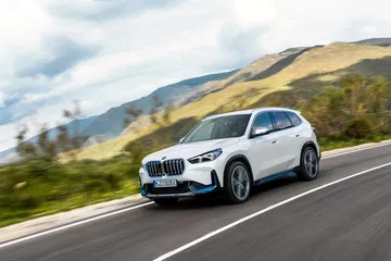 Vista lateral del BMW X1 en movimiento mostrando su línea dinámica.