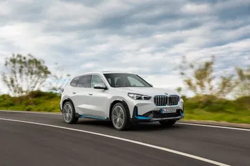 Vista lateral del BMW X1 en movimiento mostrando su línea aerodinámica.