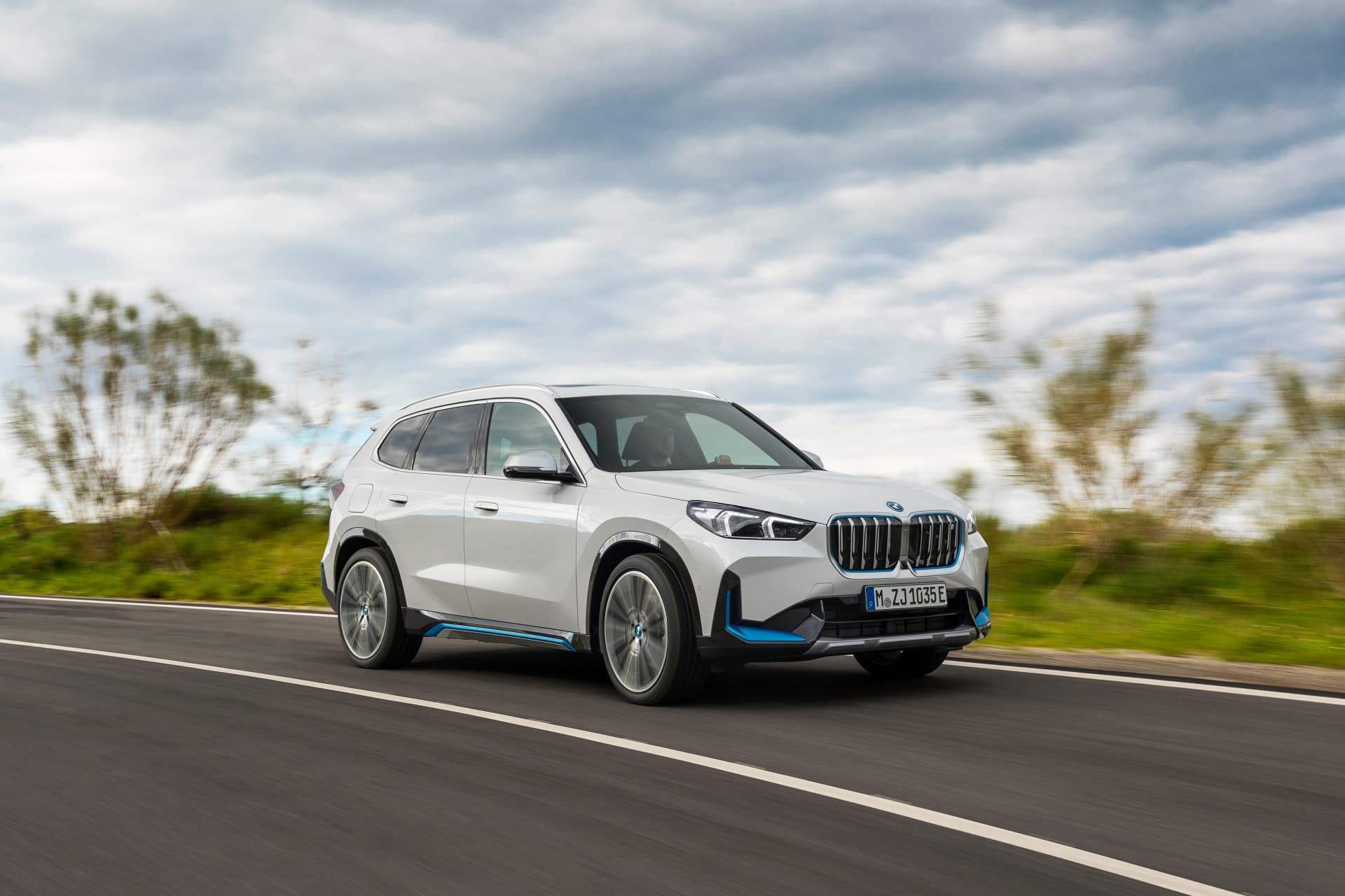 Vista lateral del BMW X1 en movimiento mostrando su línea aerodinámica.