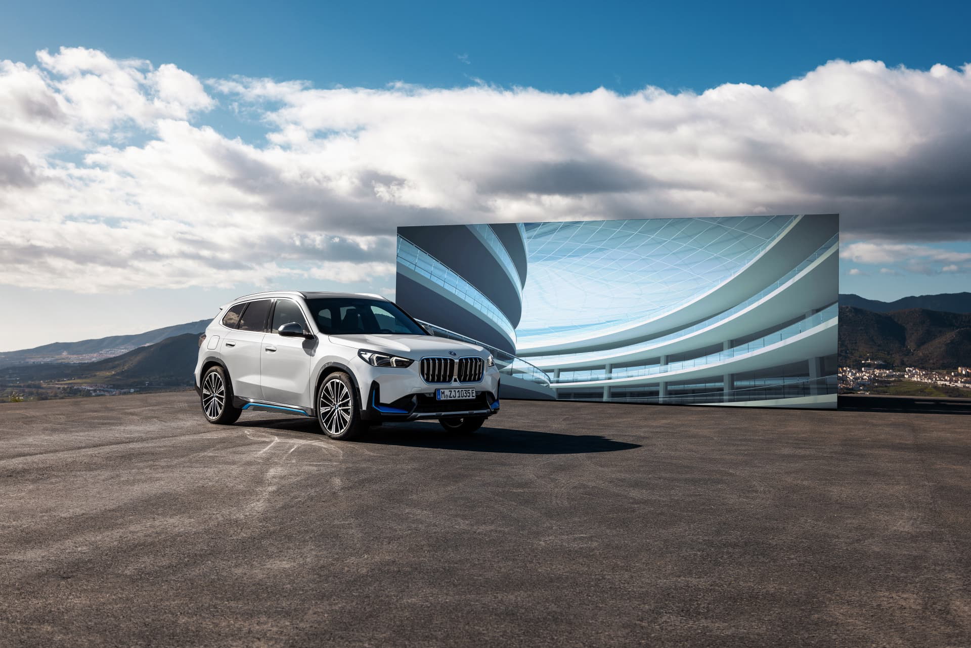 Vista angular delantera del BMW X1 destacando su línea dinámica y estilizada.