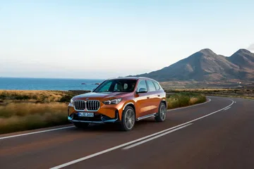 Vista dinámica del BMW X1 mostrando su diseño frontal y lateral.