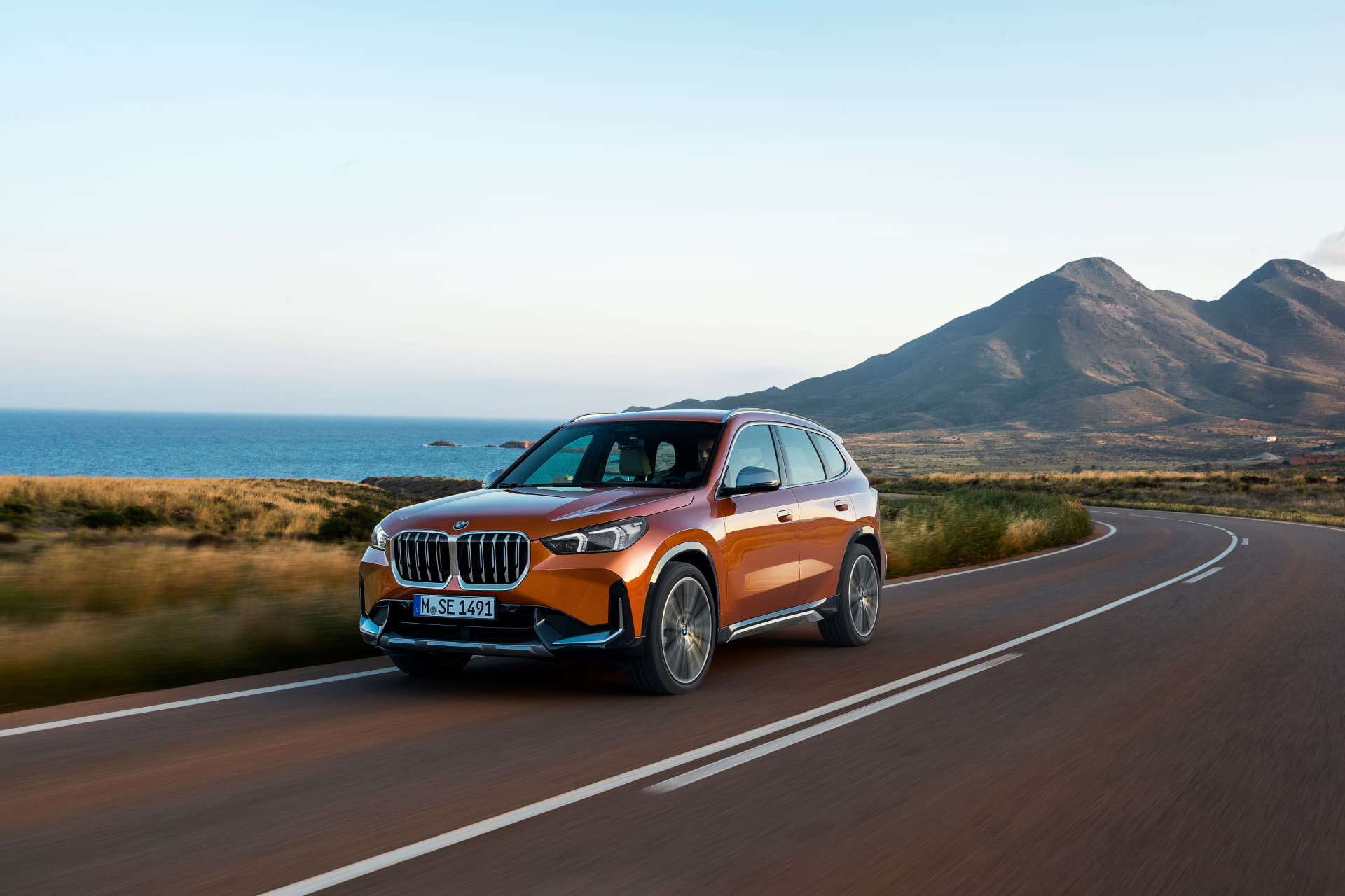 Vista dinámica del BMW X1 mostrando su diseño frontal y lateral.