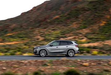 Vista en movimiento del BMW X1 mostrando su perfil lateral.