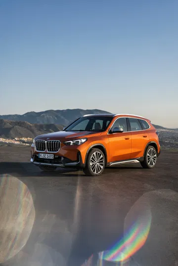 Vista lateral delantera del BMW X1 destacando su diseño y llantas.