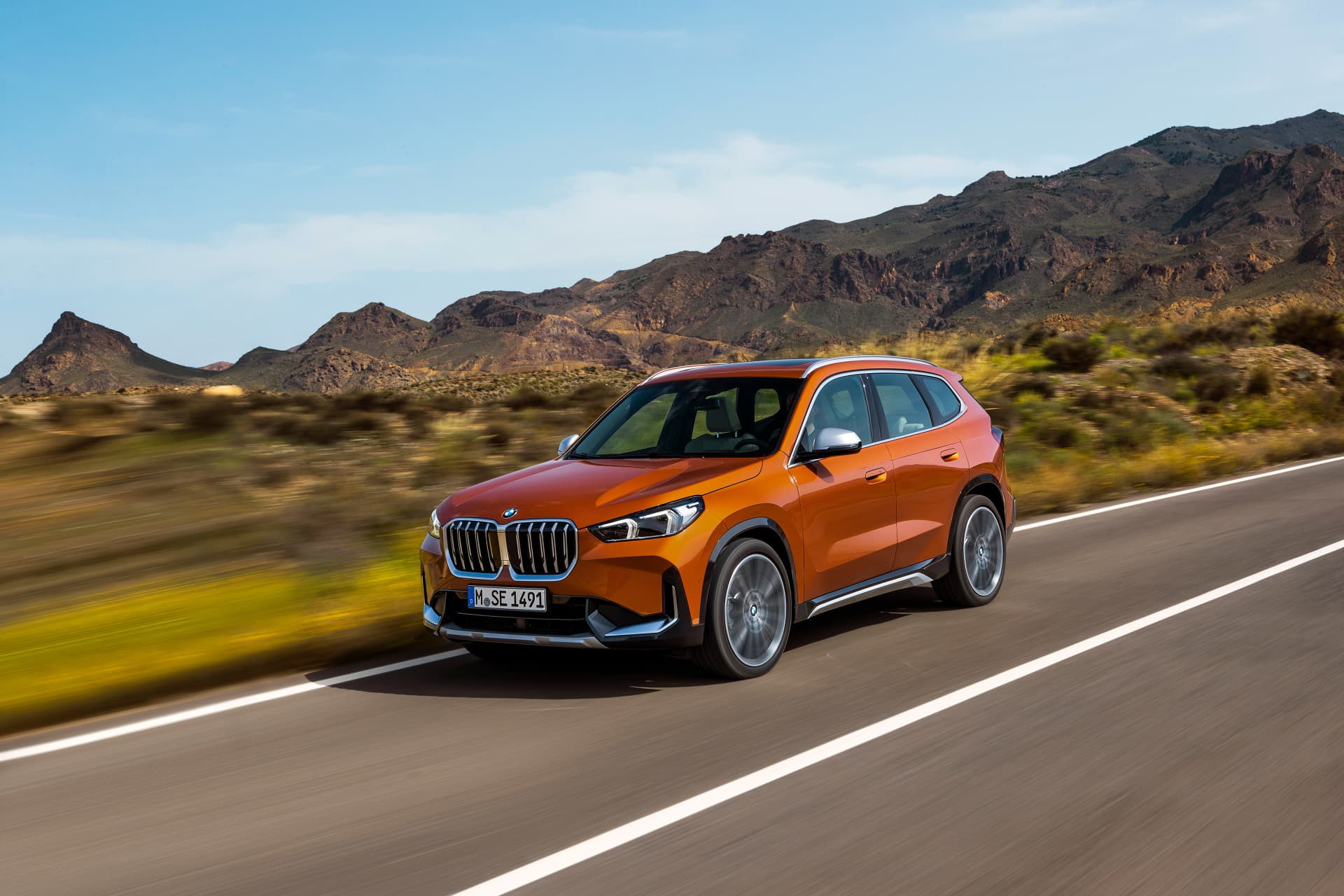 BMW X1 capturado en movimiento, mostrando su diseño lateral y acabados.