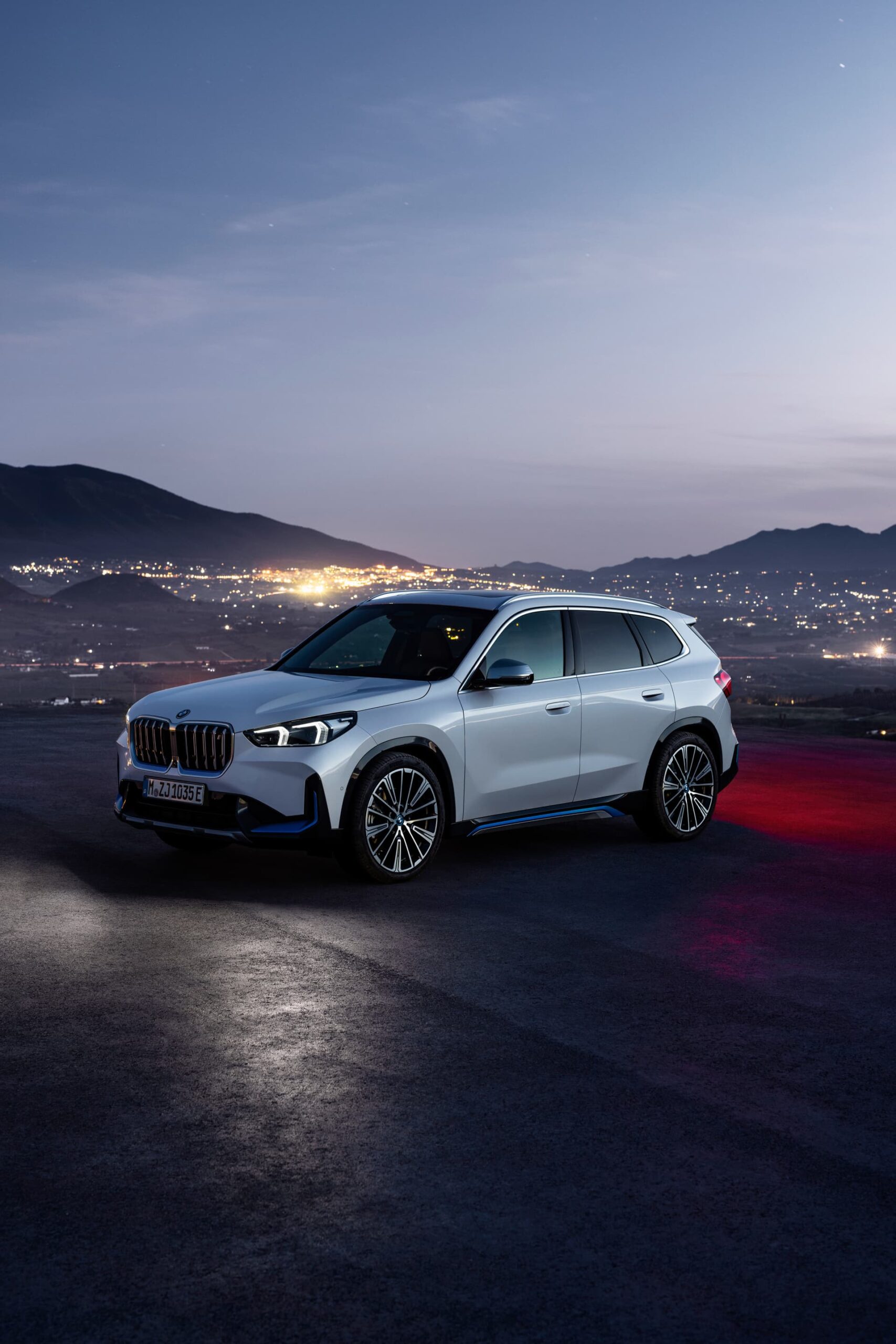 Vista lateral del BMW X1 al atardecer destacando su diseño elegante.