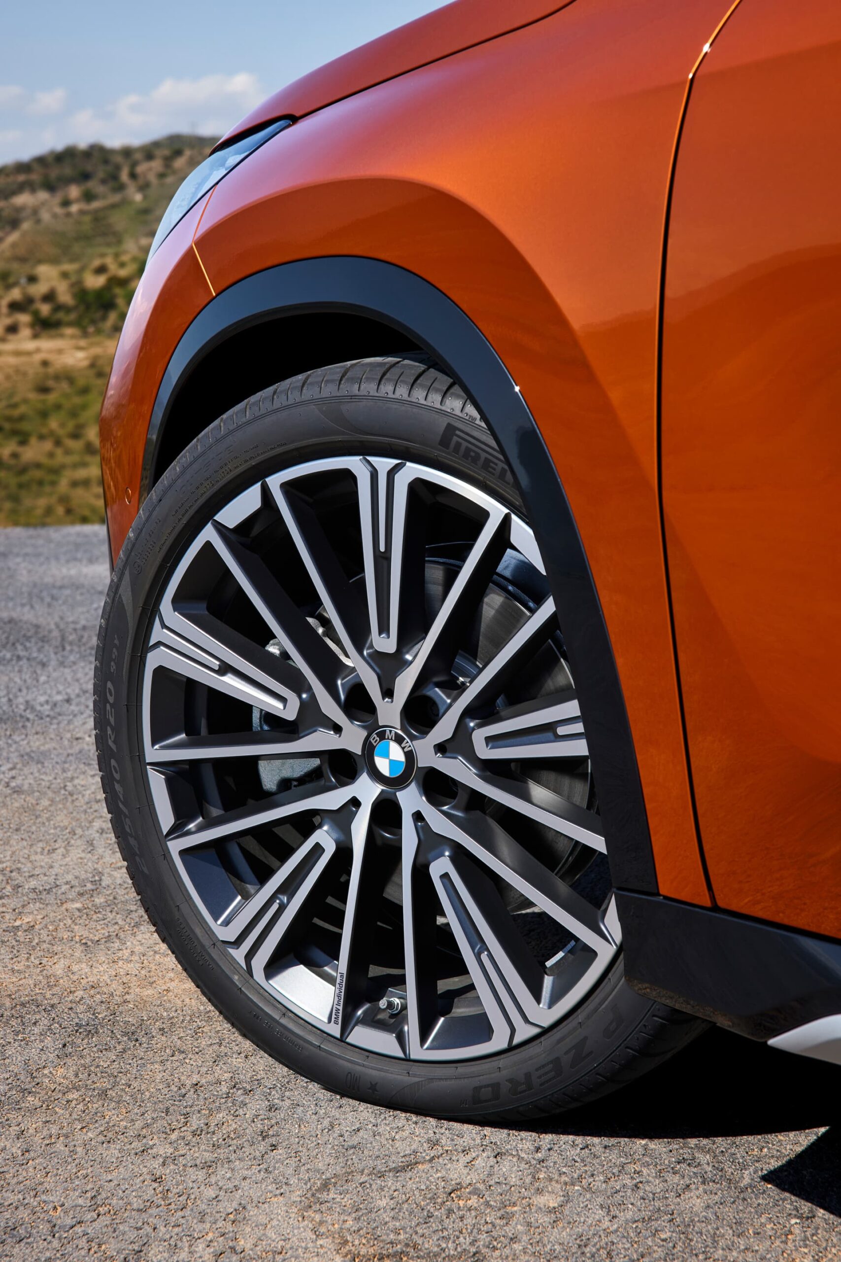 Llanta de aleación ligera con diseño deportivo del BMW X1.