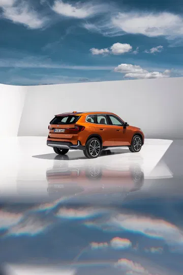 Vista en ángulo que muestra el diseño trasero y lateral del BMW X1.