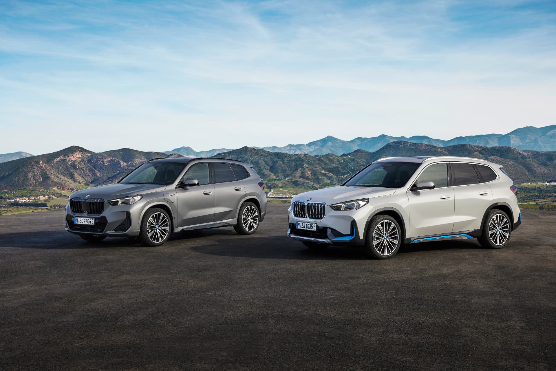 Vista de dos BMW X1 con el desierto de fondo, destacando su diseño y porte.