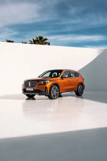 Vista lateral que muestra las líneas y proporciones del BMW X1.