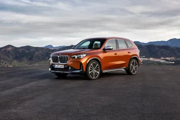 Vista lateral del BMW X1 destacando su dinámica silueta.