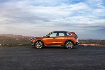 Vista lateral del BMW X1 mostrando su línea dinámica y deportiva.