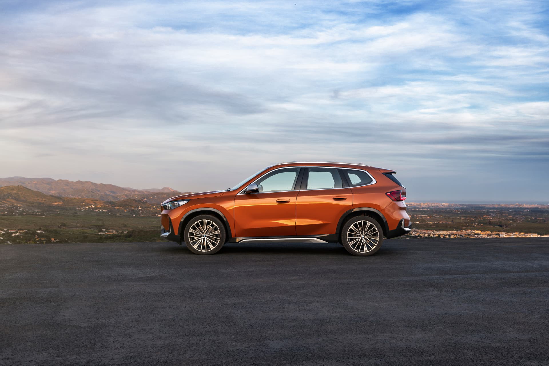 Vista lateral del BMW X1 mostrando su línea dinámica y deportiva.