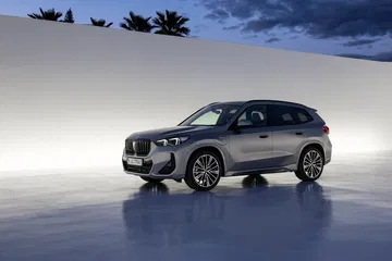 Vista lateral del BMW X1 que muestra su diseño dinámico y líneas modernas