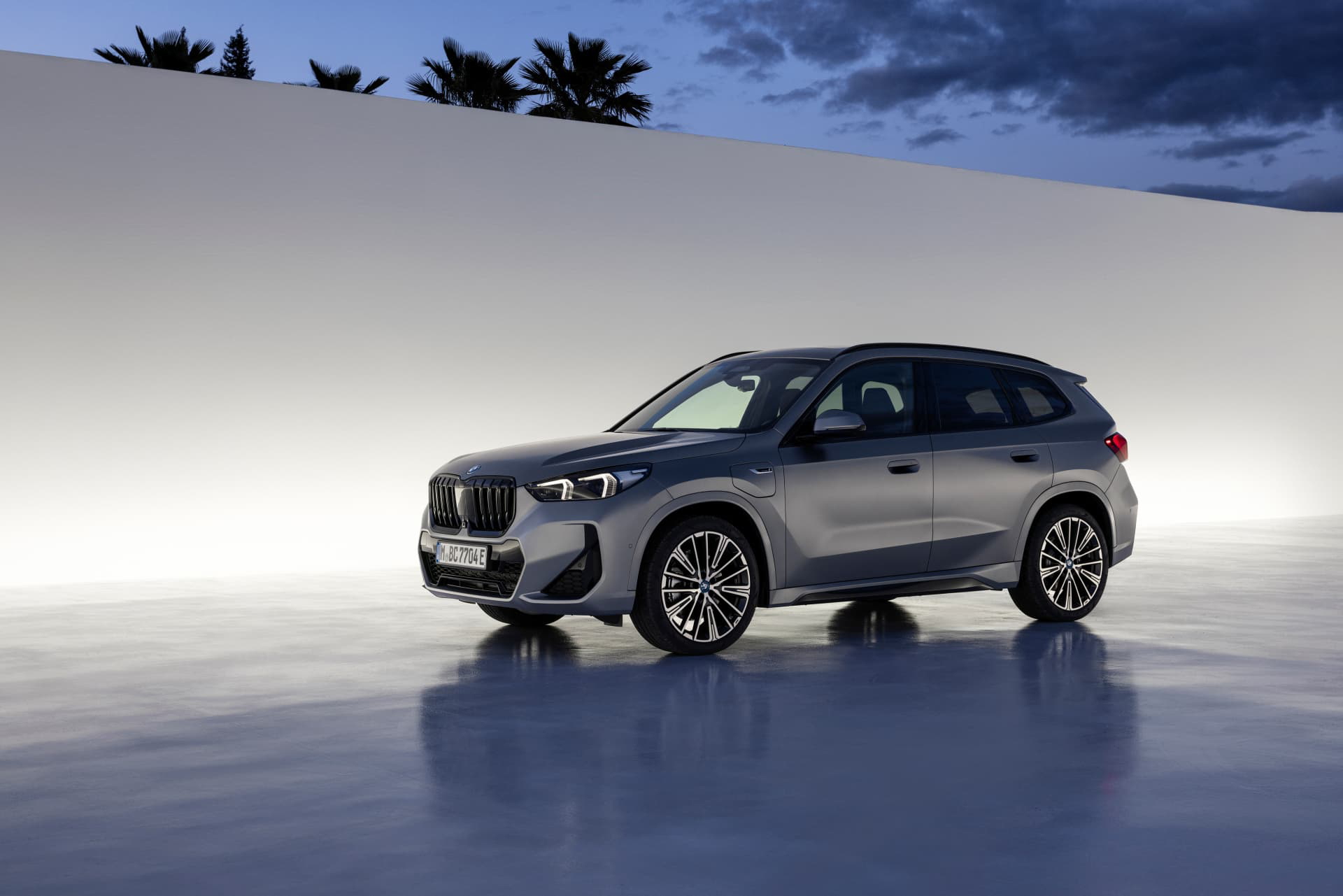 Vista lateral del BMW X1 que muestra su diseño dinámico y líneas modernas