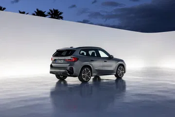 Perfil lateral del BMW X1 mostrando su línea aerodinámica y diseño moderno.