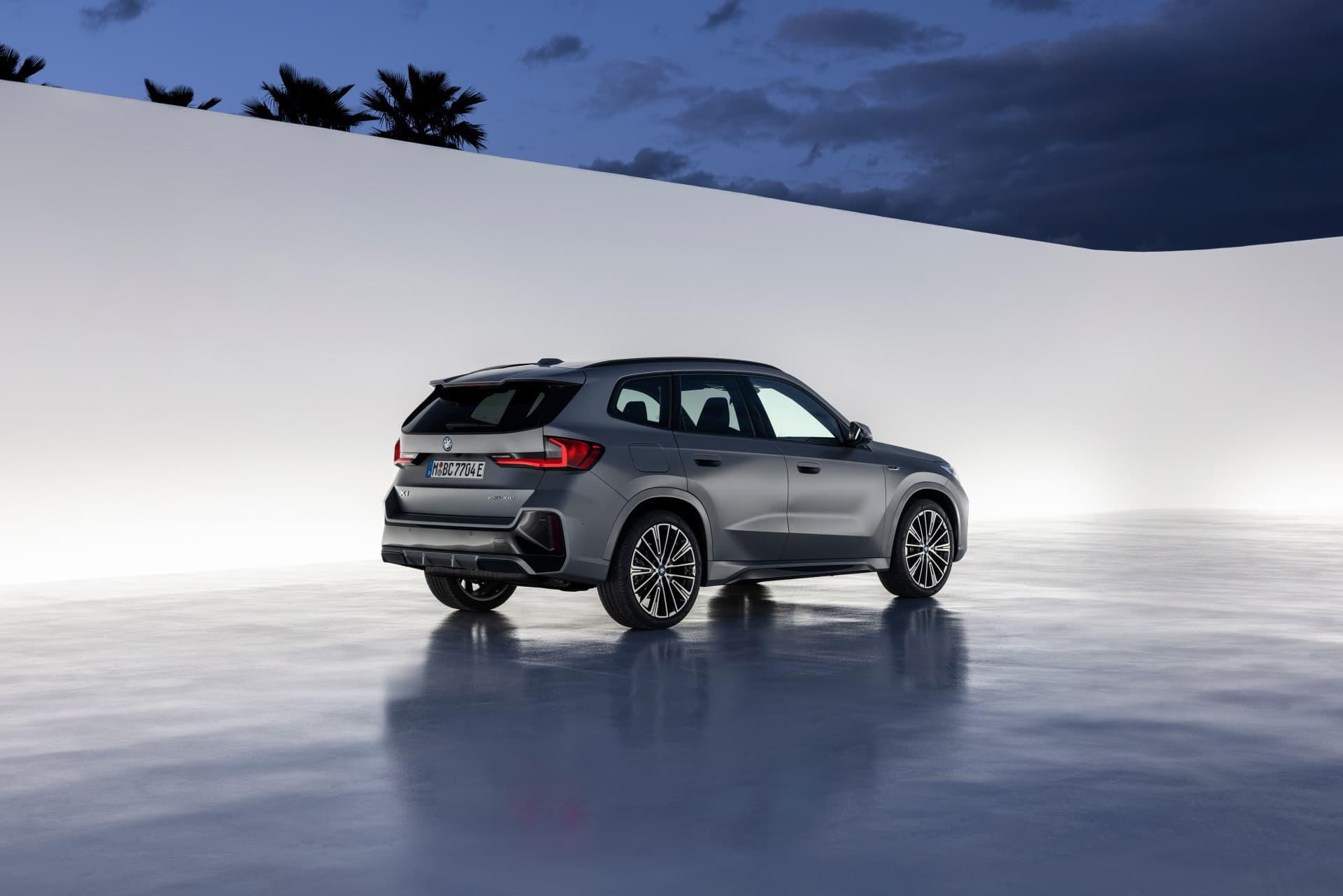 Perfil lateral del BMW X1 mostrando su línea aerodinámica y diseño moderno.
