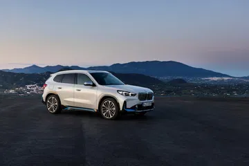 Vista lateral del BMW X1 resaltando su diseño y líneas aerodinámicas.